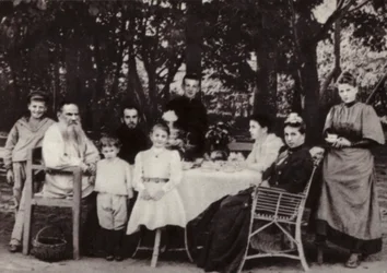L N Tolstoi met zijn familie aan de theetafel in het park, Yasnaya Poliana, 1892